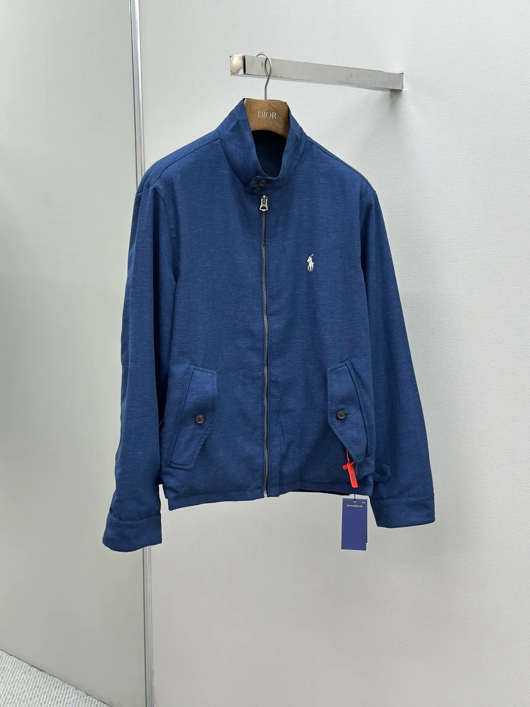 P630 Ralph Lauren logo embroidered reversible jacket. Customized matte moire taffeta and twill jacquard brocade. Light and tough, smooth drape. Comfortable and close to the skin. Quiet dark blue. Elegant style. Twin clothes. Style without boundaries. One side is decorated with twill jacquard brocade and has its own retro filter, like the pocket watch gear of an old-school gentleman. The other side is made of matte moiré taffeta, which brings a sense of relaxation. Casual and casual genes. Exquisite pony logo is embellished throughout, making it highly recognizable. The classic stand-up collar is tied with three hidden buckle tabs. Simplicity dominates complexity. The design philosophy hidden in the details. Double-sided style. One garment hides old money and relaxation. Process 1: Use imported machine embroidery technology. Use advanced computer control system and precise mechanical components to realize the iconic pony embroidery operation. High precision. The lines are smooth and delicate. Process 2: Template machine bag opening. Preset templates guide the position of opening the bag. The accuracy of the shape and size ensures the quality of the bag opening effect. Process 3: Ergonomic three-dimensional tailoring. Return to traditional craftsmanship through segmentation, folding, shrinking, and stretching techniques. The so-called slow work results in fine work, which is respect for the material and the pursuit of feel. Complex workmanship, tedious, slow timeliness, and high loss. Process 4: The fabrics have been carefully washed, and the hand feel and texture are better. Not easy to deform, not easy to shrink, not easy to fade, and maintain long-term beauty. Accessories: Customized Ralph Lauren Fruit buckle Customized Ralph Lauren zipper Customized Ralph Lauren slider Customized Ralph Lauren trademark Version: Fitted version Function: Reversible, free to match Size: S M L XL